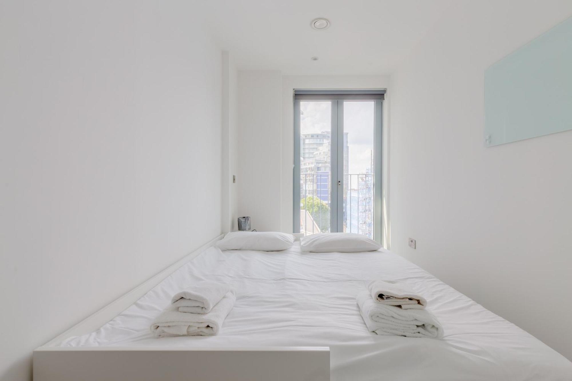 Chic 2bd Flat With Private Balcony In Battersea