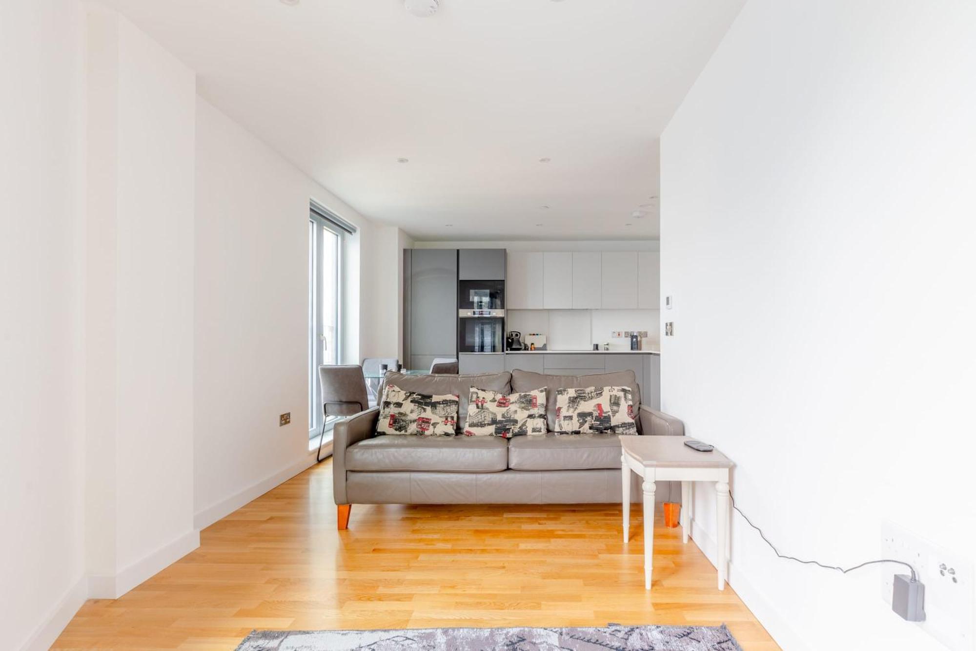 Chic 2bd Flat With Private Balcony In Battersea
