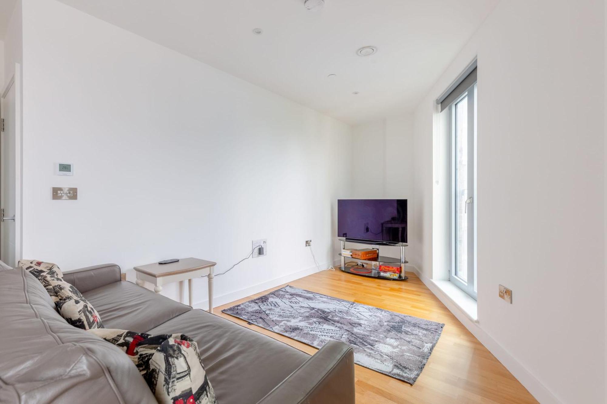 Chic 2bd Flat With Private Balcony In Battersea London