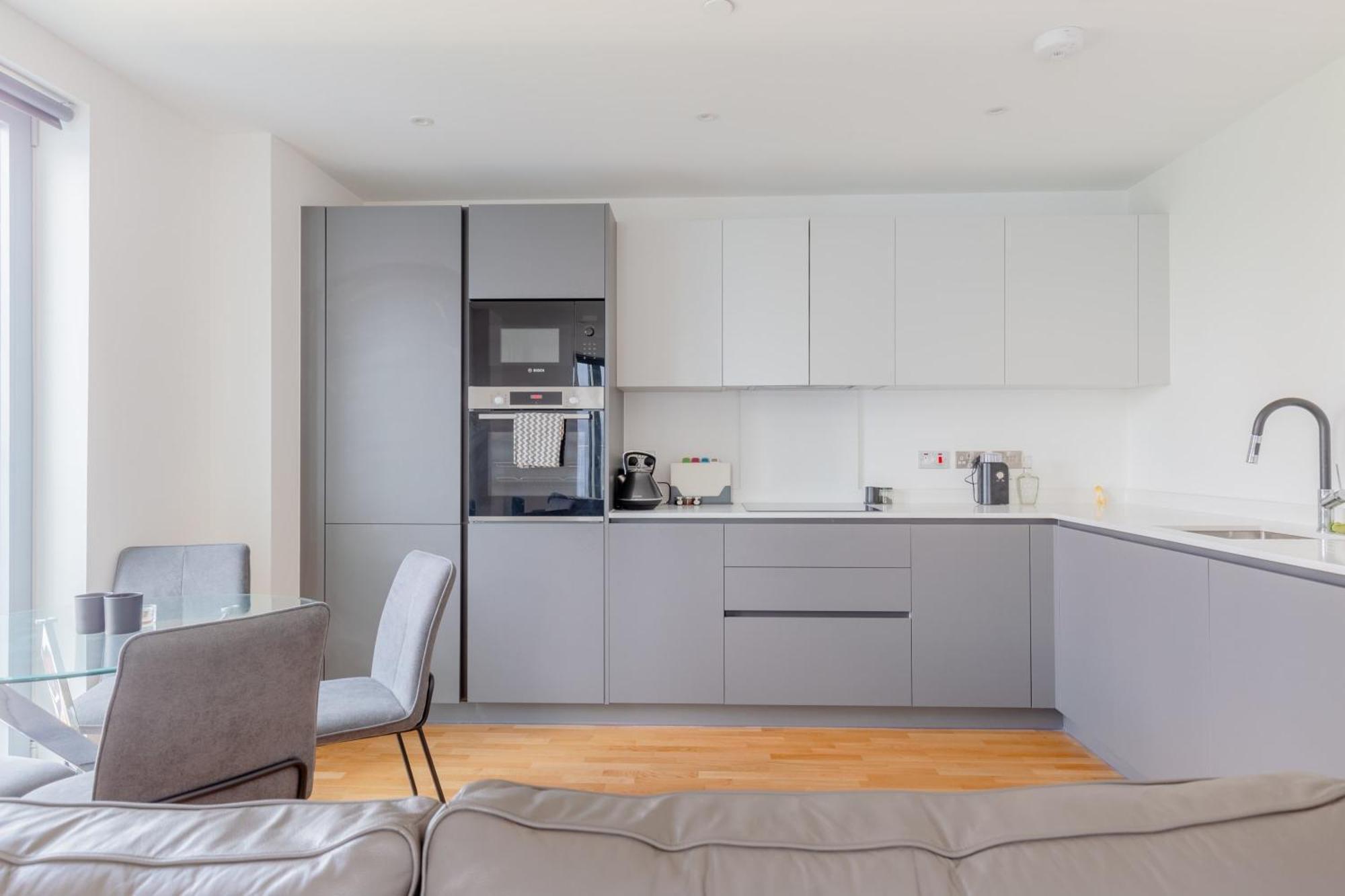 Chic 2bd Flat With Private Balcony In Battersea Apartment *