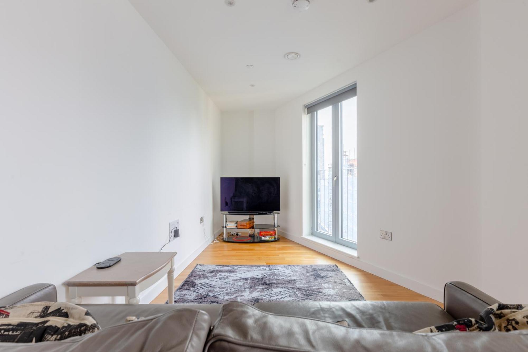 Chic 2bd Flat With Private Balcony In Battersea Apartment *