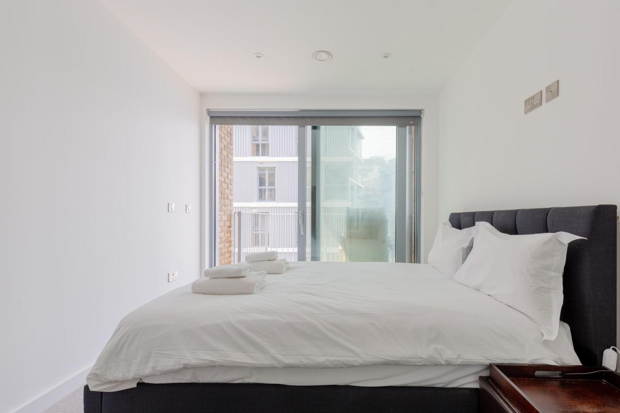 Chic 2bd Flat With Private Balcony In Battersea Apartment *