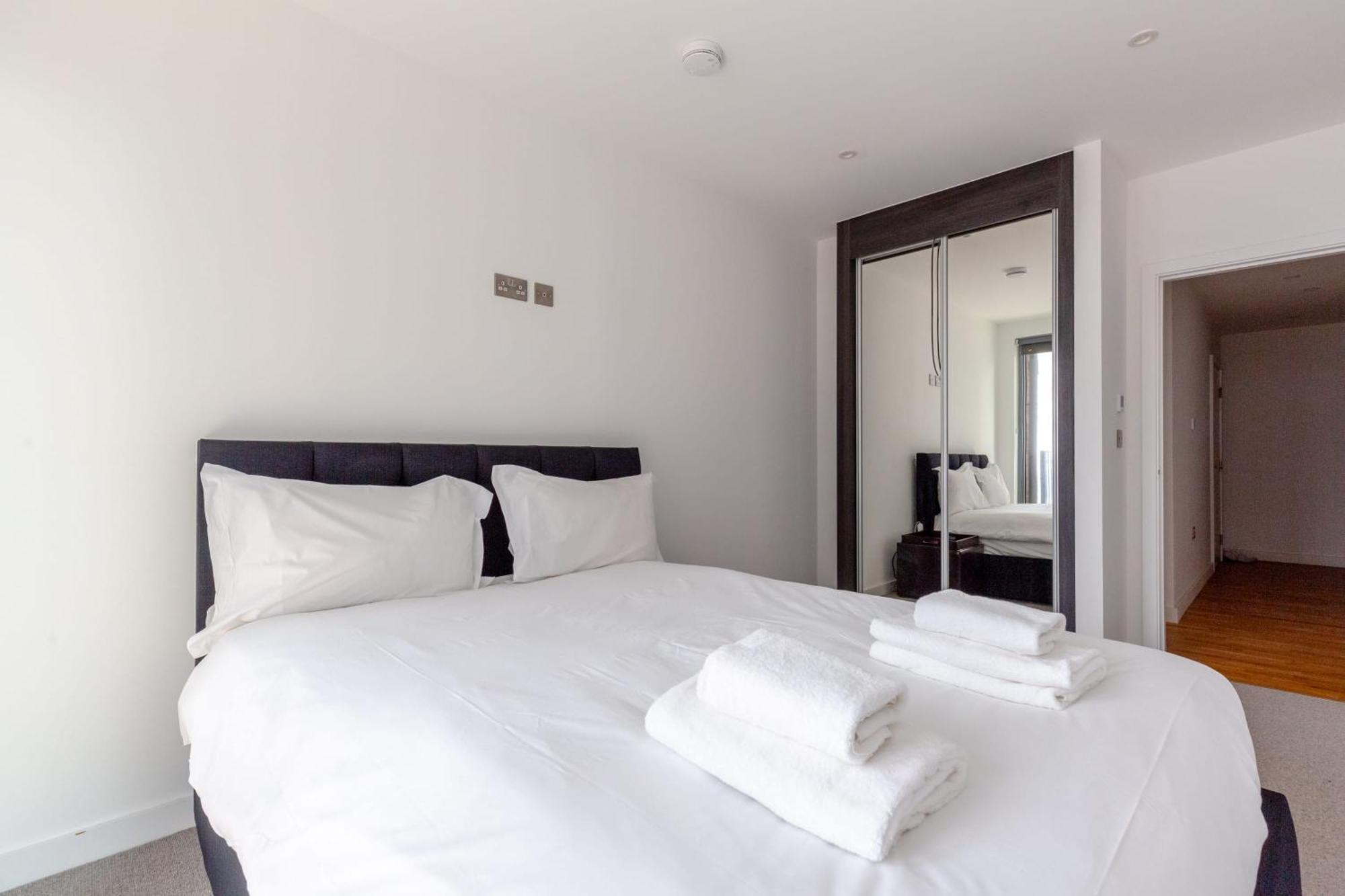 Chic 2bd Flat With Private Balcony In Battersea London
