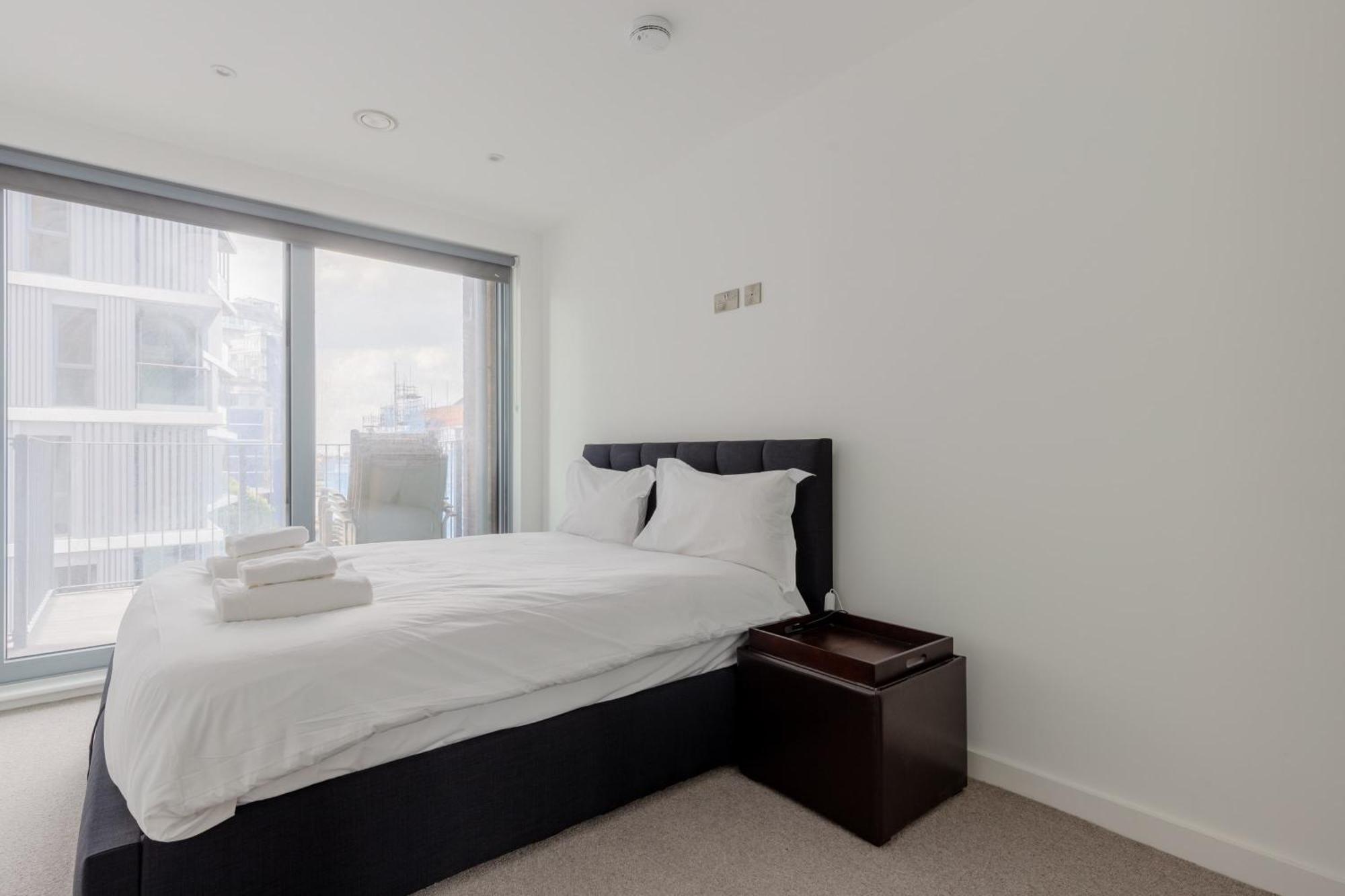 Chic 2bd Flat With Private Balcony In Battersea * London