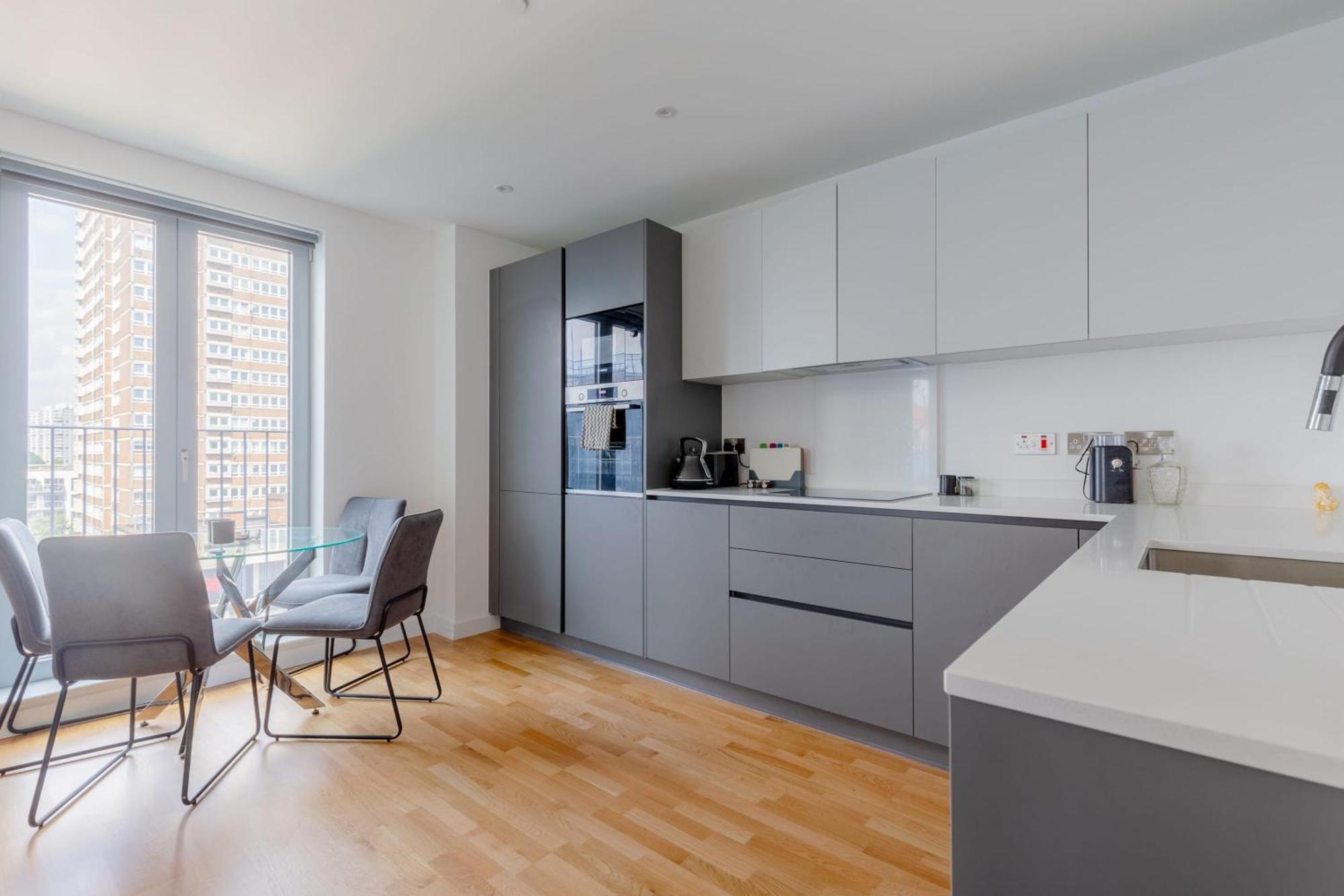 Chic 2bd Flat With Private Balcony In Battersea Apartment *