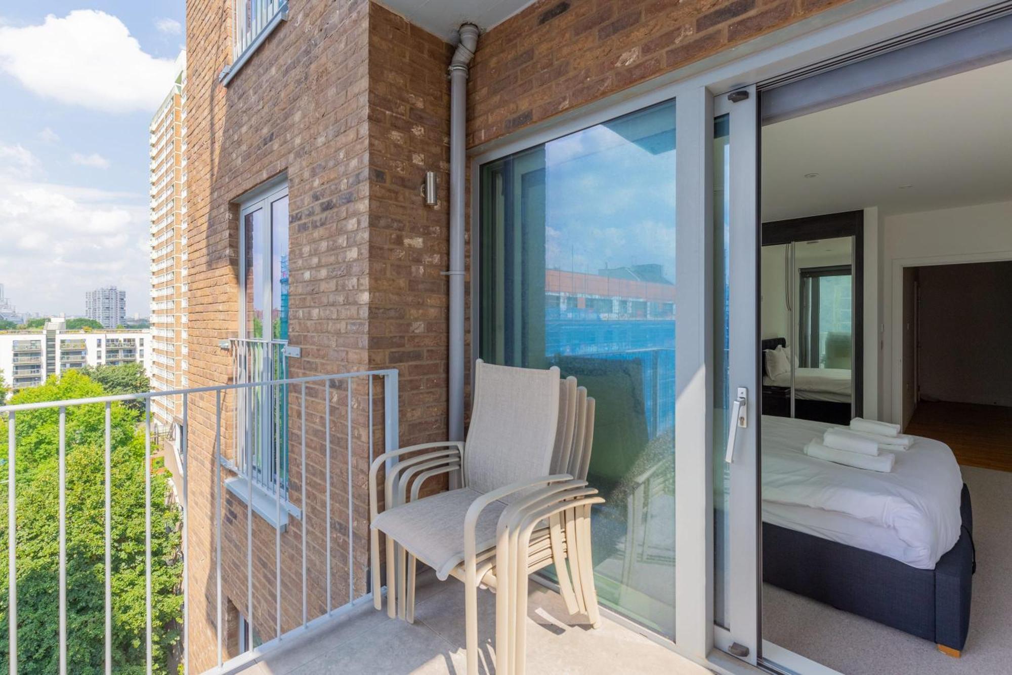 Apartment Chic 2bd Flat With Private Balcony In Battersea *