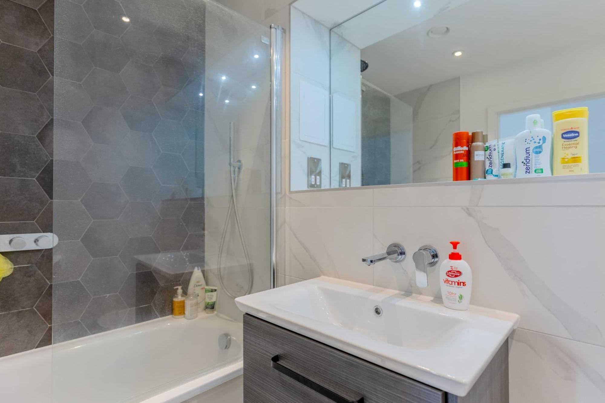 Chic 2bd Flat With Private Balcony In Battersea * London