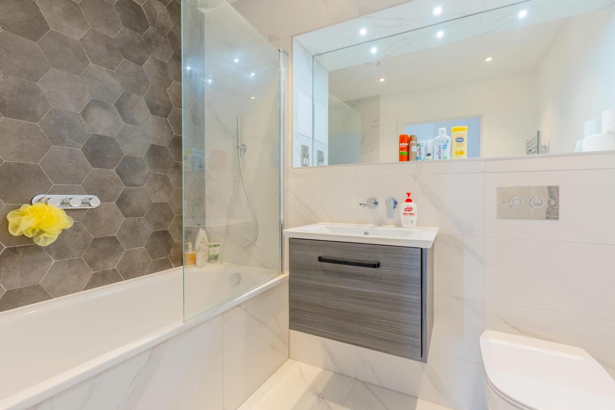 Chic 2bd Flat With Private Balcony In Battersea Apartment London
