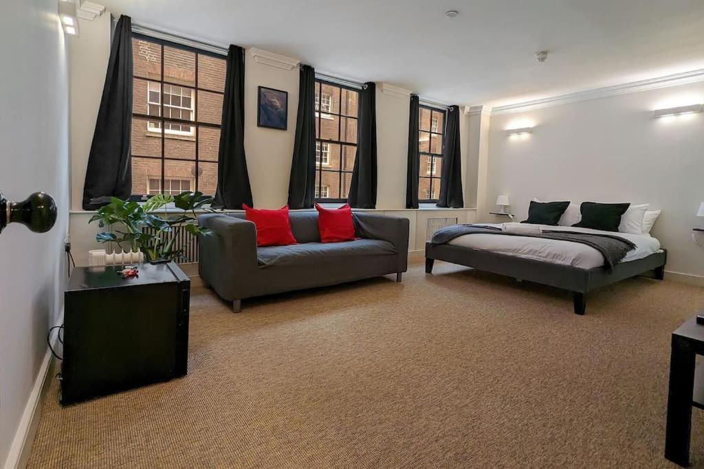 Extra Big 4-bed House In Liverpool Street!