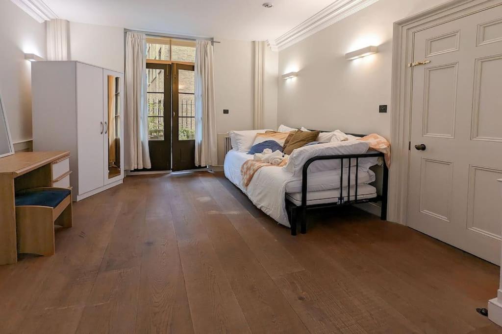 Extra Big 4-bed House In Liverpool Street! Holiday home *