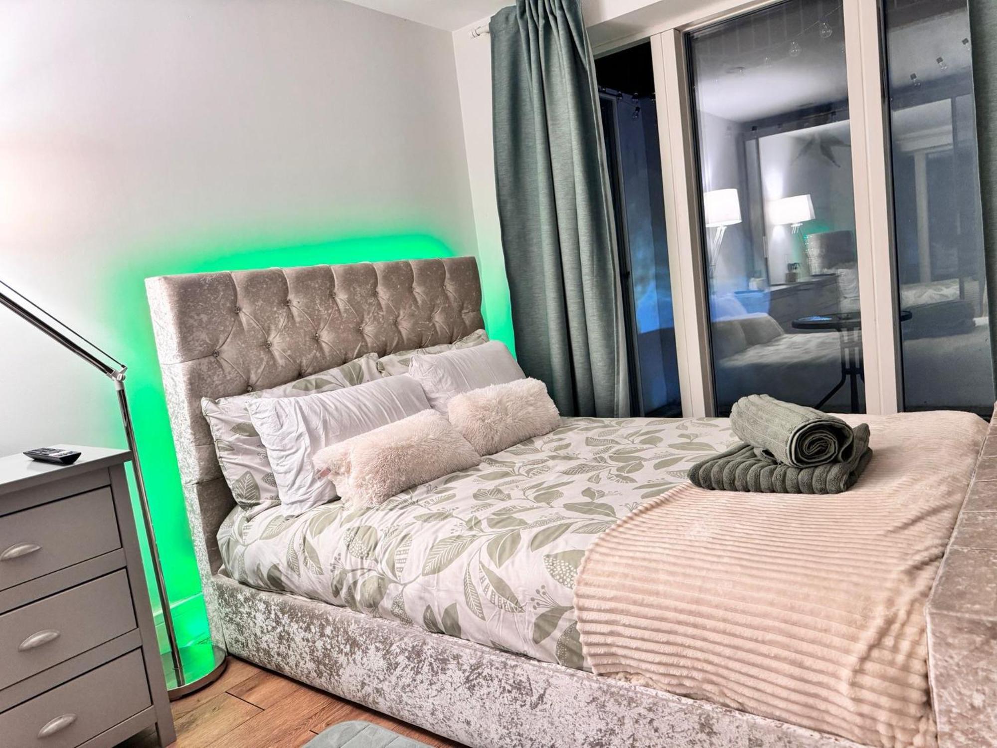 Guest house Tropical With Private Bathroom And Patio