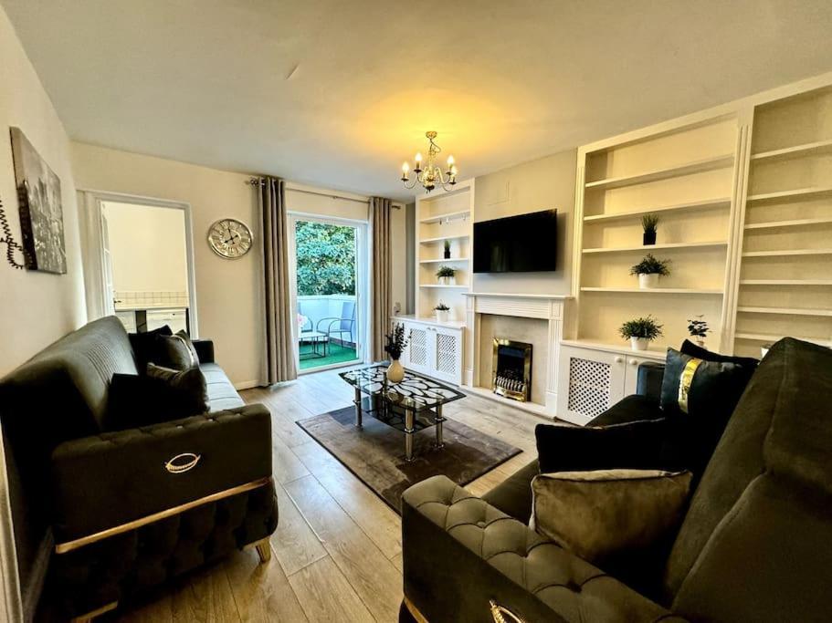 Newly Renovated Kensington 2 Bedroom With Balcony Near Harrods Sleeps 6, 2 Min Walk From Station Apartamento Londres