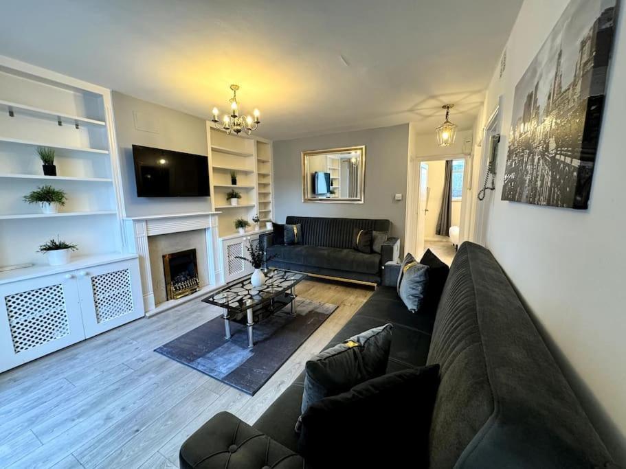 Newly Renovated Kensington 2 Bedroom With Balcony Near Harrods Sleeps 6, 2 Min Walk From Station Apartamento *