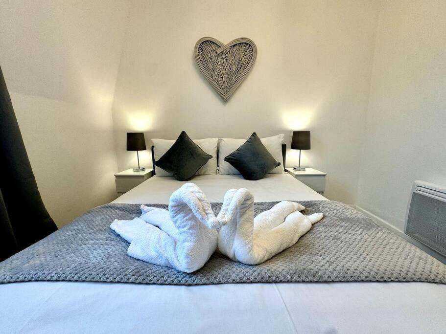 Newly Renovated Kensington 2 Bedroom With Balcony Near Harrods Sleeps 6, 2 Min Walk From Station Apartamento Londres