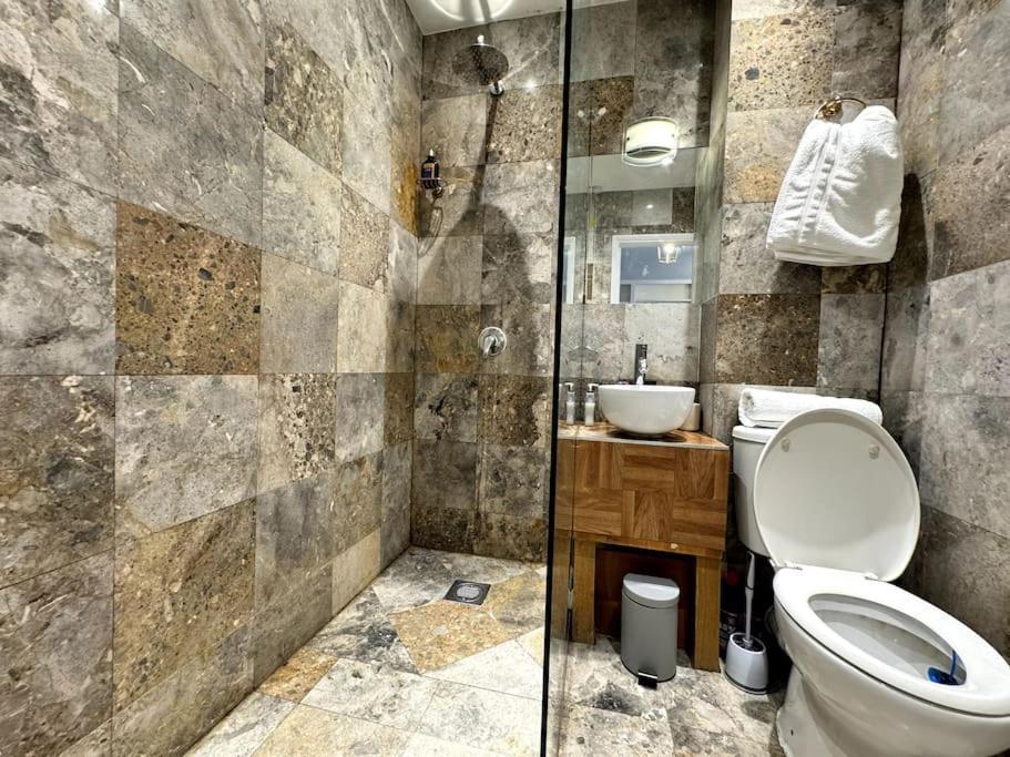 Newly Renovated Kensington 2 Bedroom With Balcony Near Harrods Sleeps 6, 2 Min Walk From Station Apartamento Londres