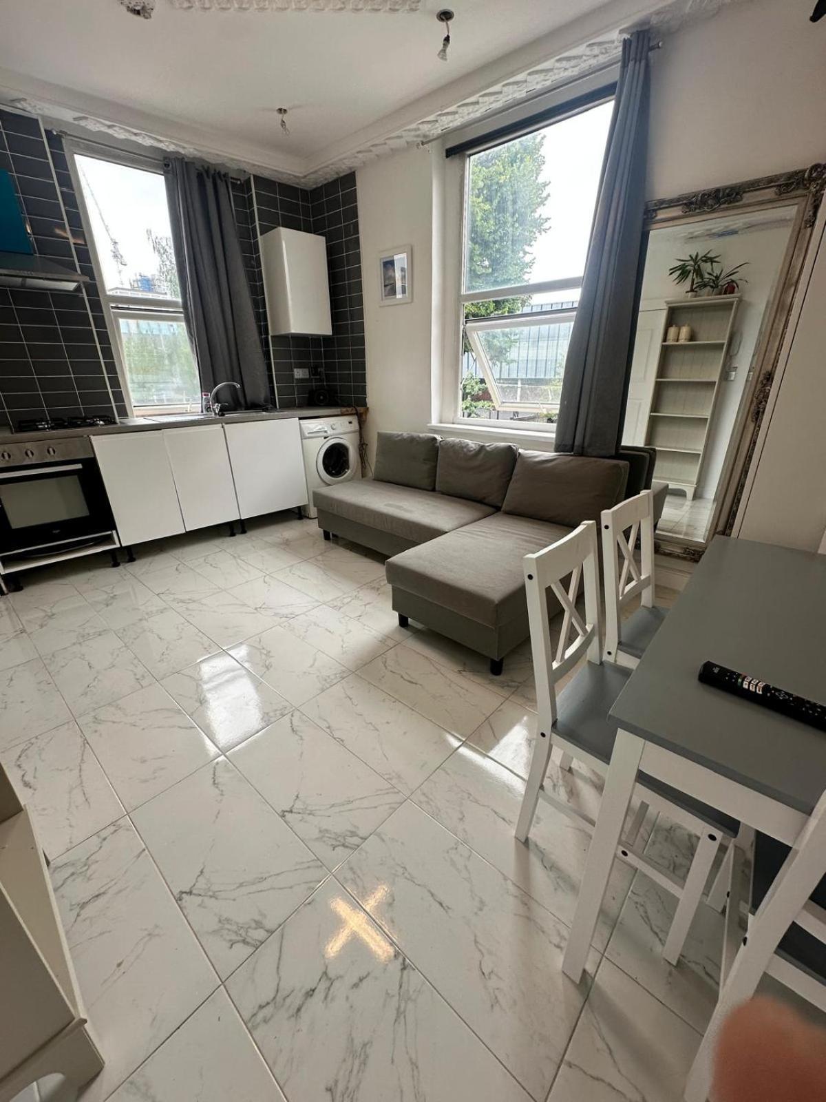 First Floor One Bedroom Flat Bell Street Londen