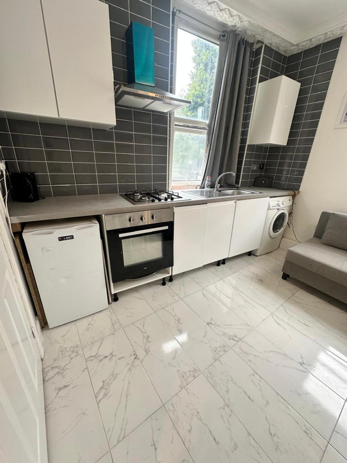 First Floor One Bedroom Flat Bell Street * Londen