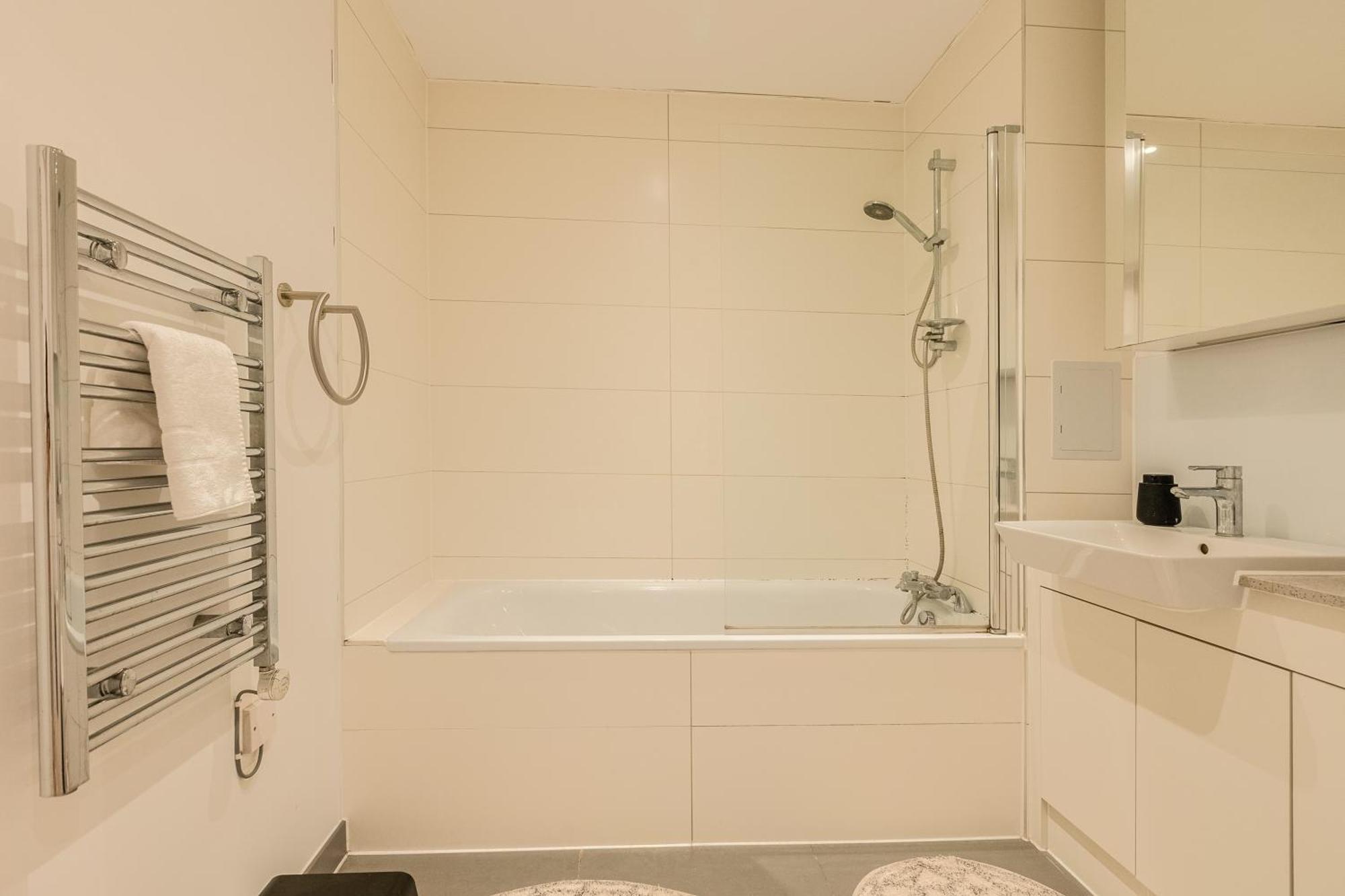 Appartement Elegant 1br Apartment, 5 Min Limehouse Dlr Station Londen