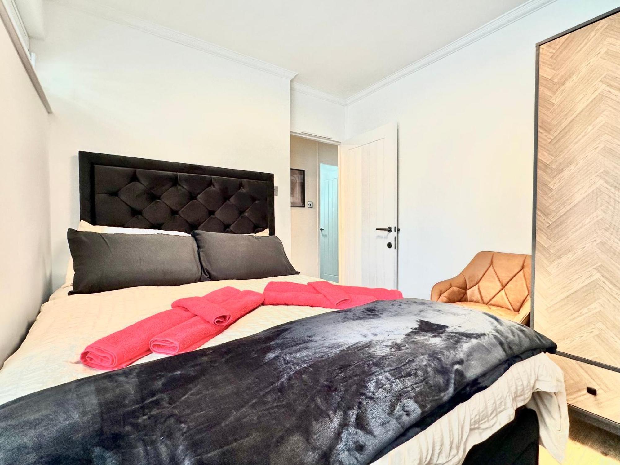 Newly Refurbished 3 Bed Flat Free Parking London