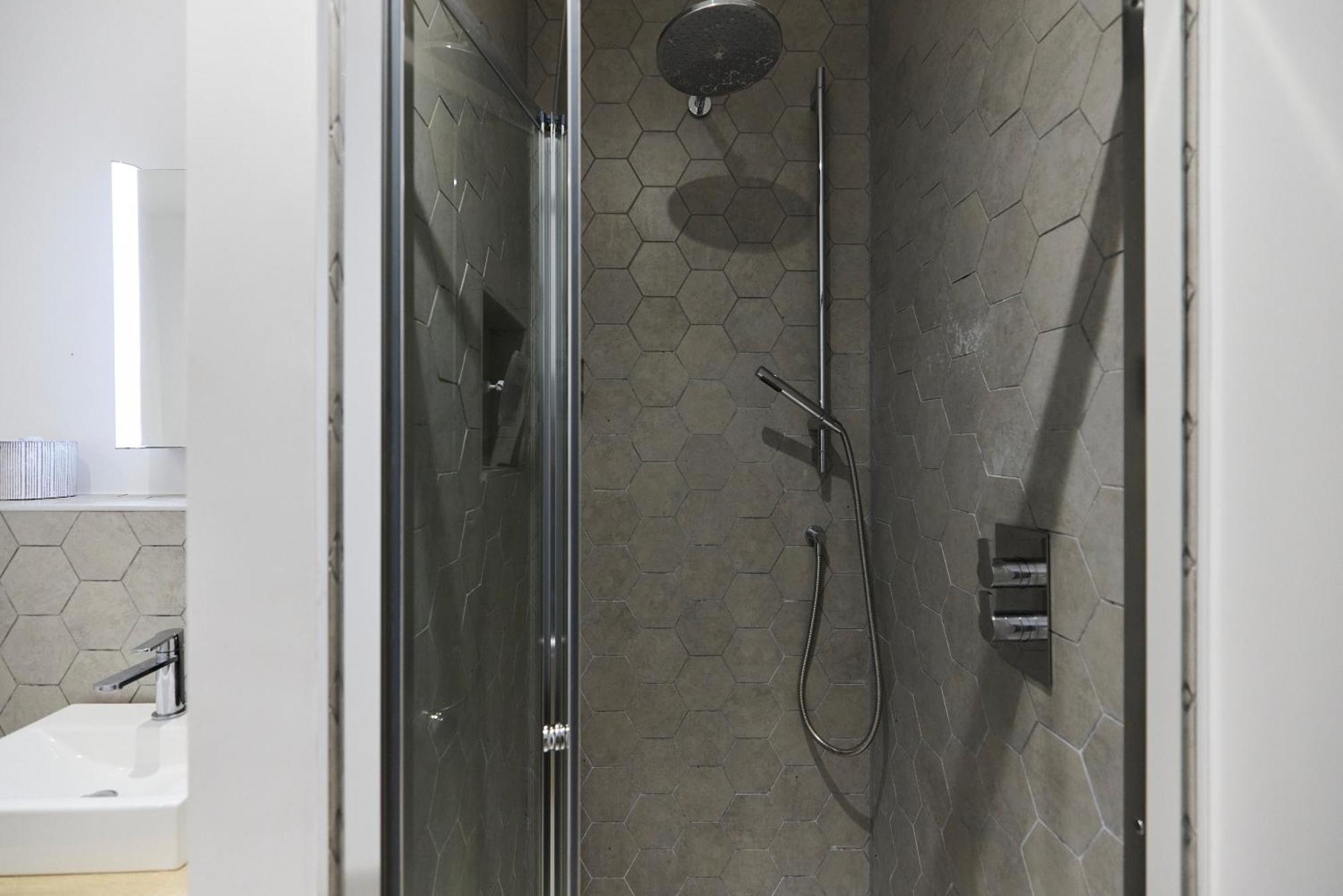 The Putney Hideaway - Modern And Elegant 3bdr Flat With Patio Apartment London