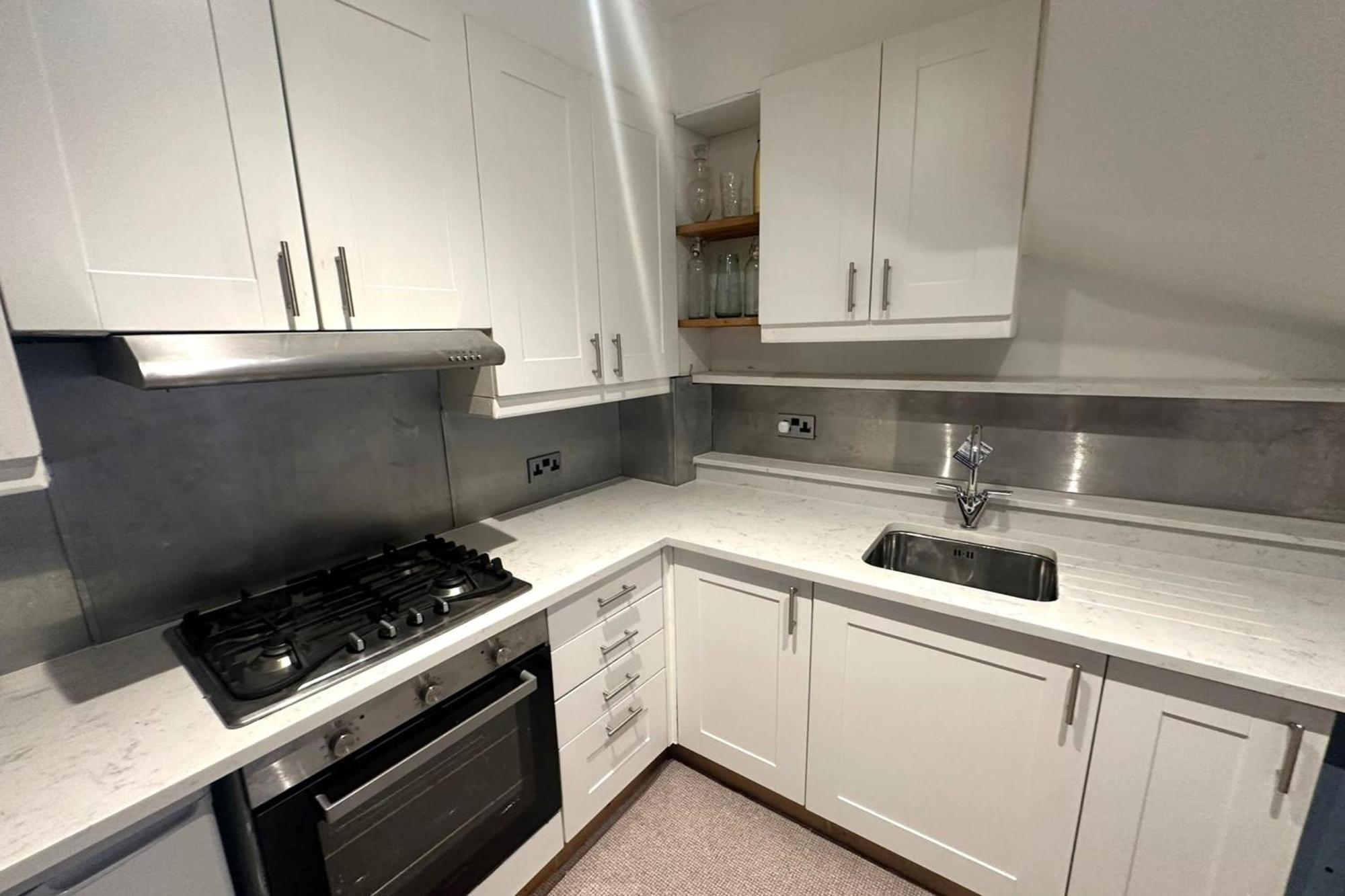 Kensal Green's Cosy Three Bedroom Retreat * London