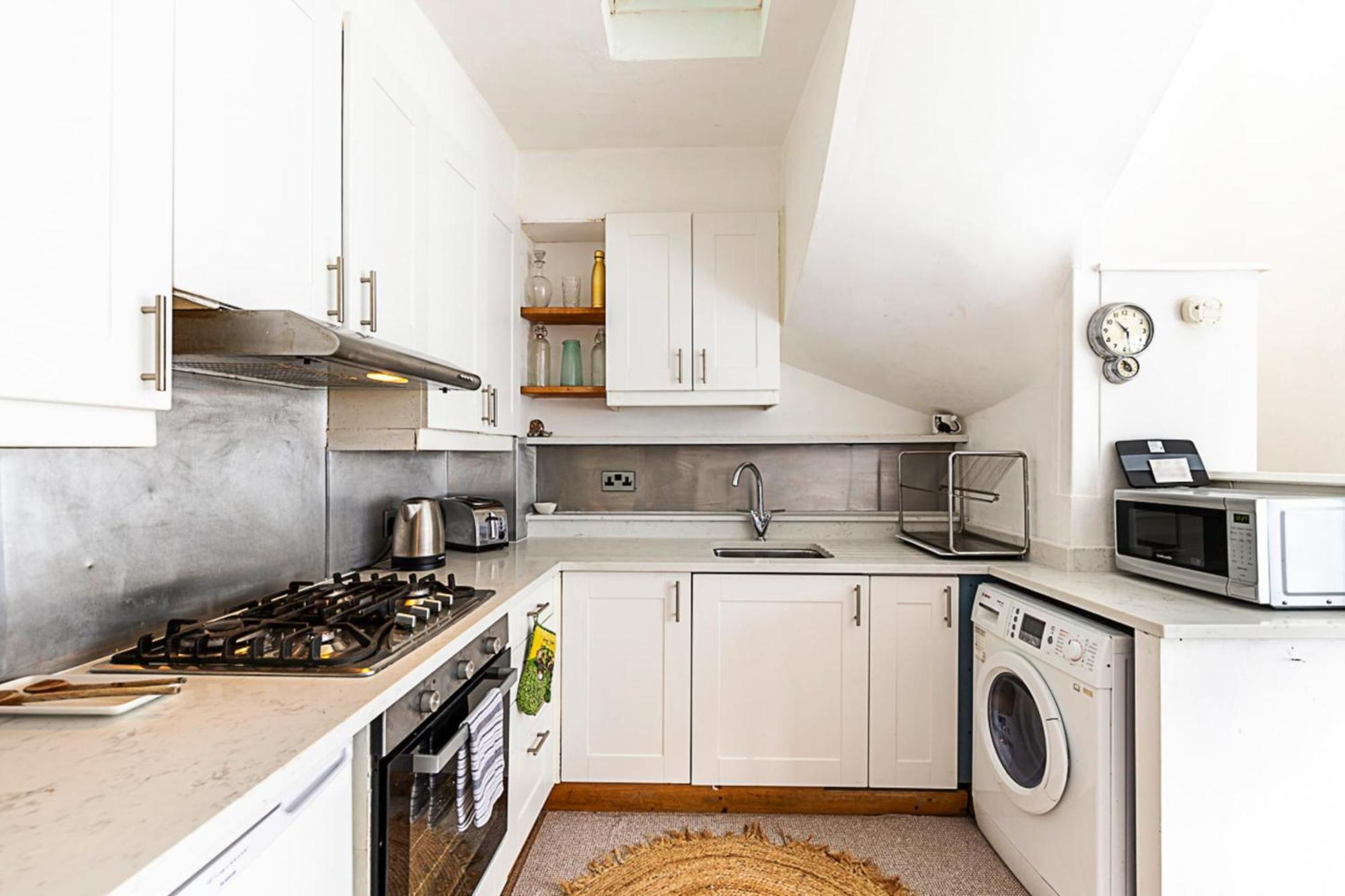 Kensal Green's Cosy Three Bedroom Retreat Apartment London