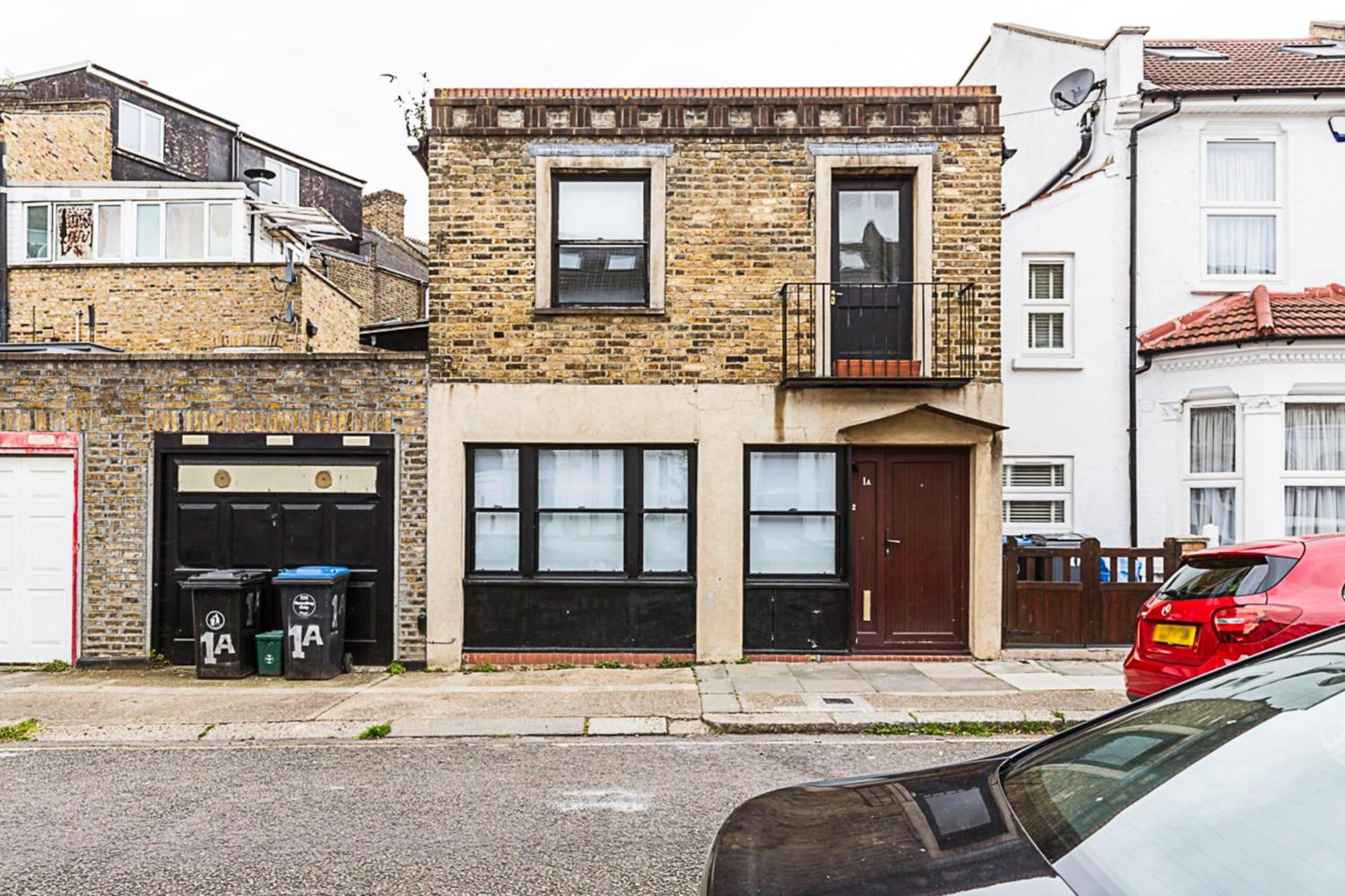 Kensal Green's Cosy Three Bedroom Retreat Apartment