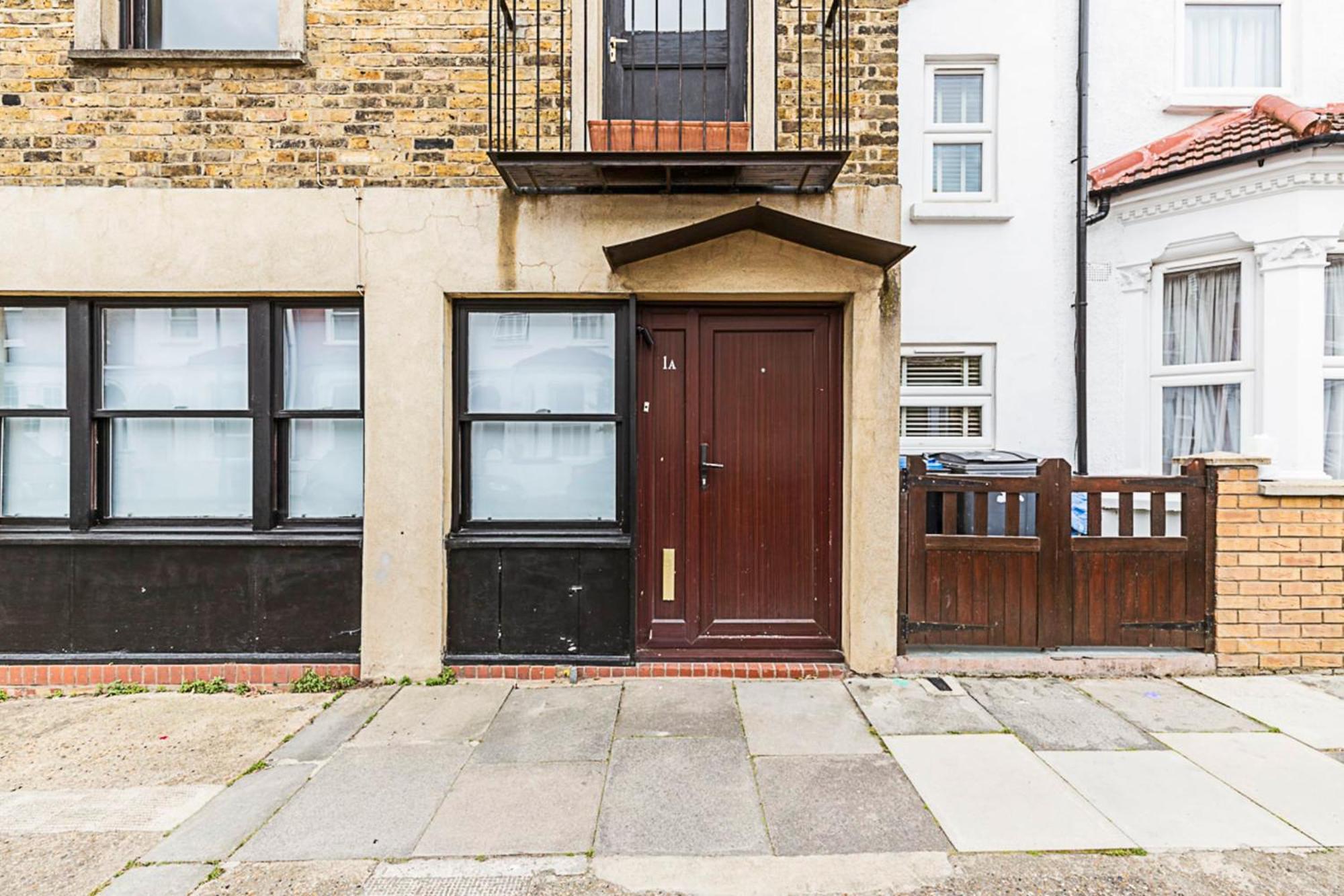 Kensal Green's Cosy Three Bedroom Retreat * London