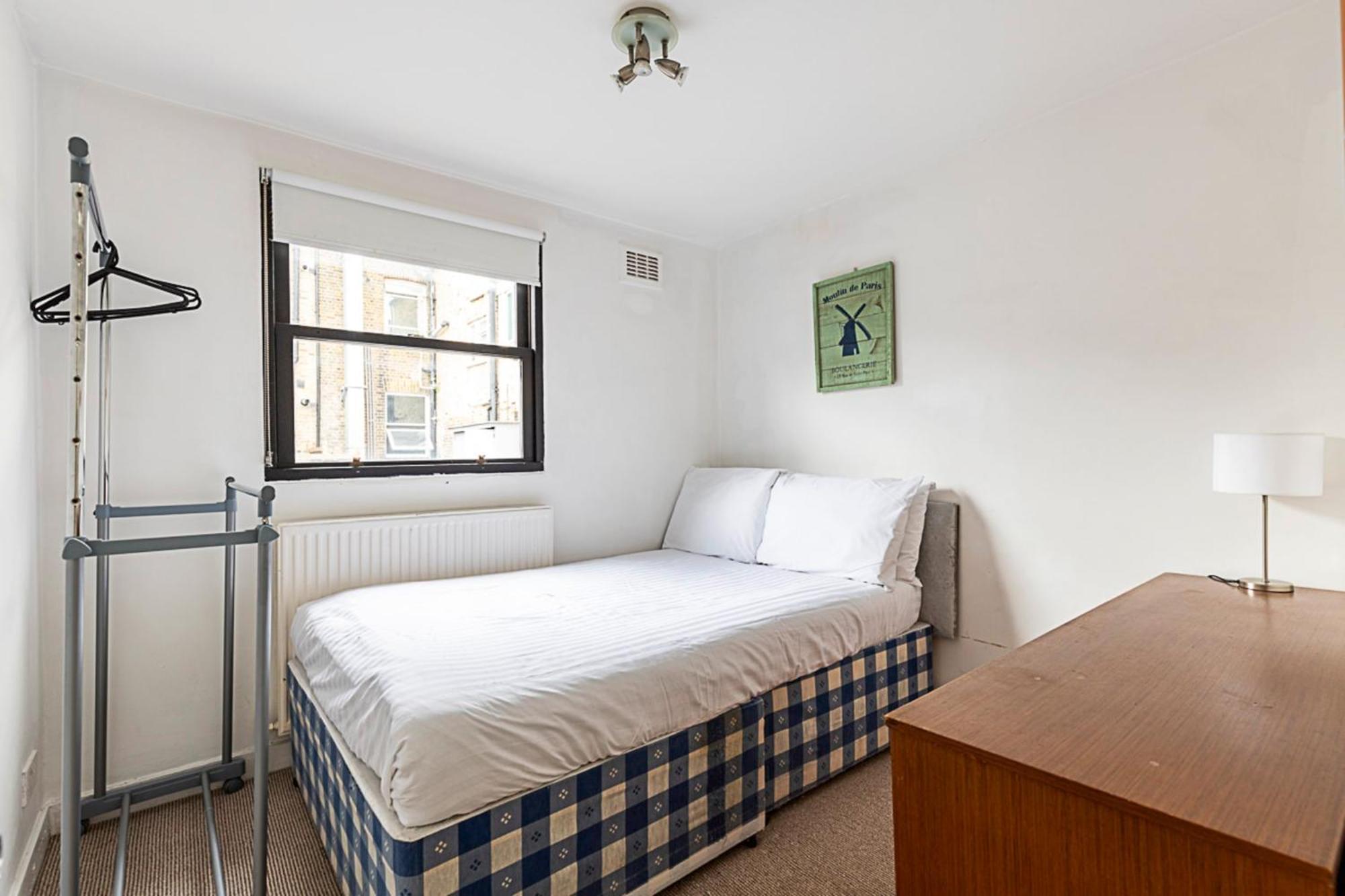 Kensal Green's Cosy Three Bedroom Retreat Apartment London
