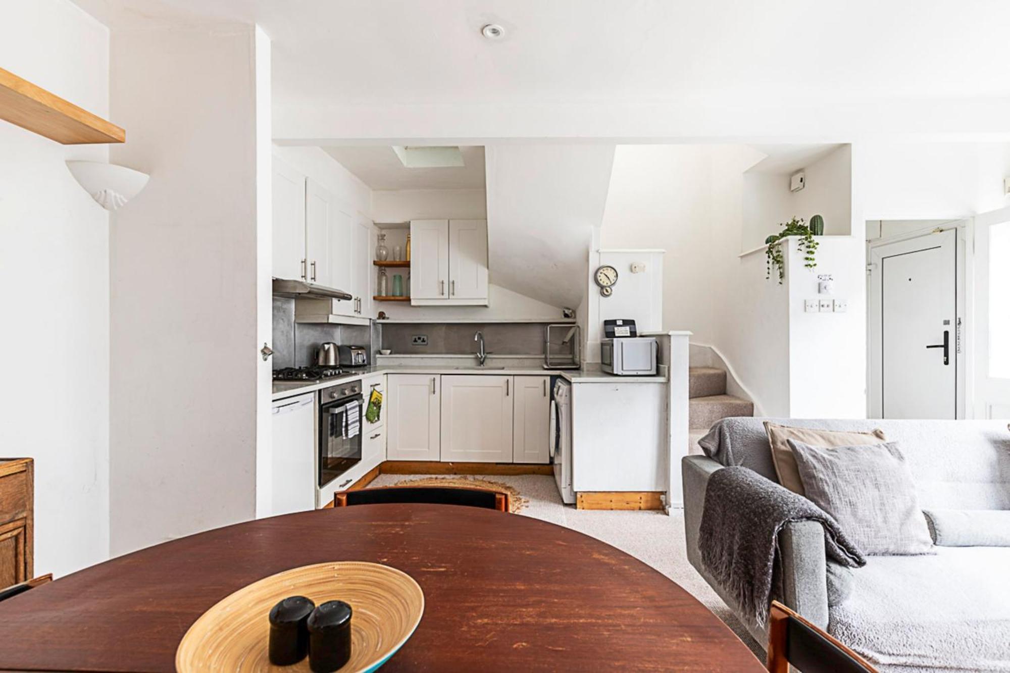 Kensal Green's Cosy Three Bedroom Retreat * London