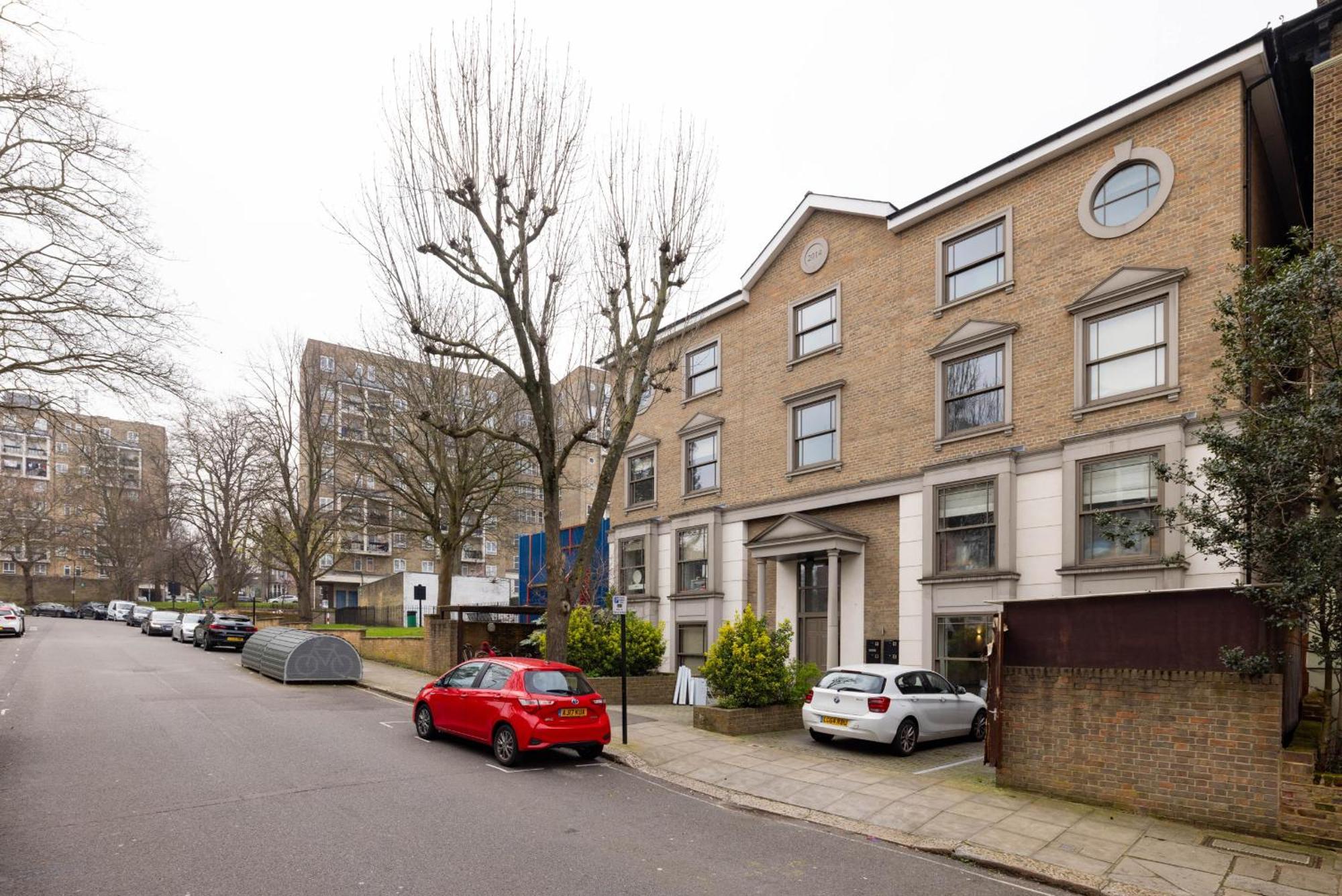 Modern, Spacious With Patio * London