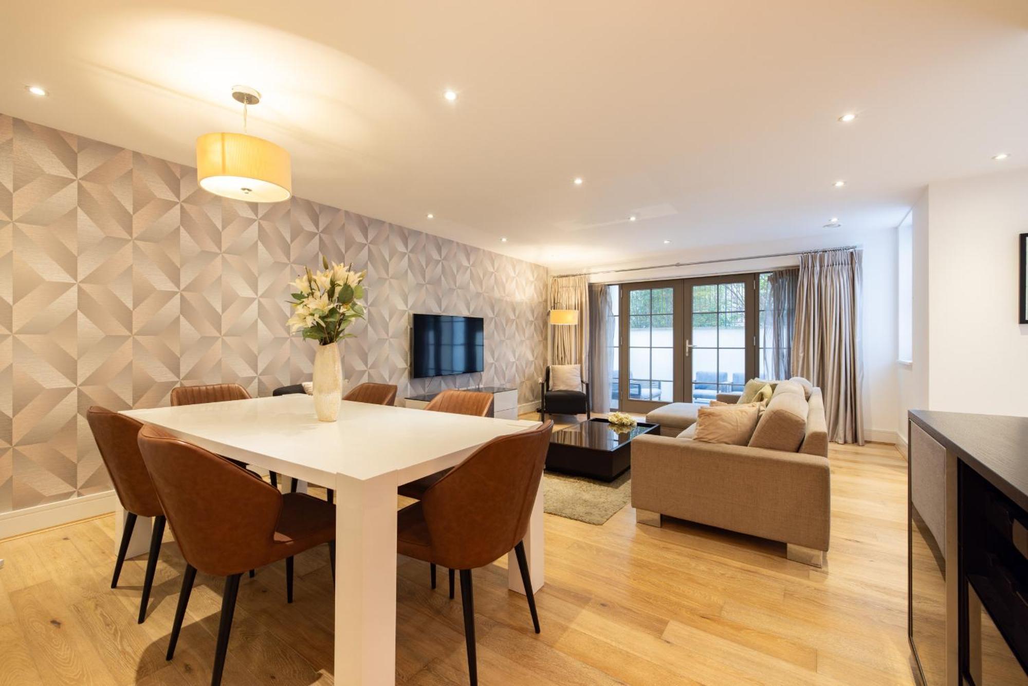 Modern, Spacious With Patio Apartment *