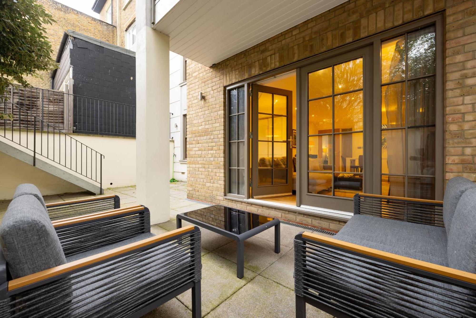 Apartment Modern, Spacious With Patio *