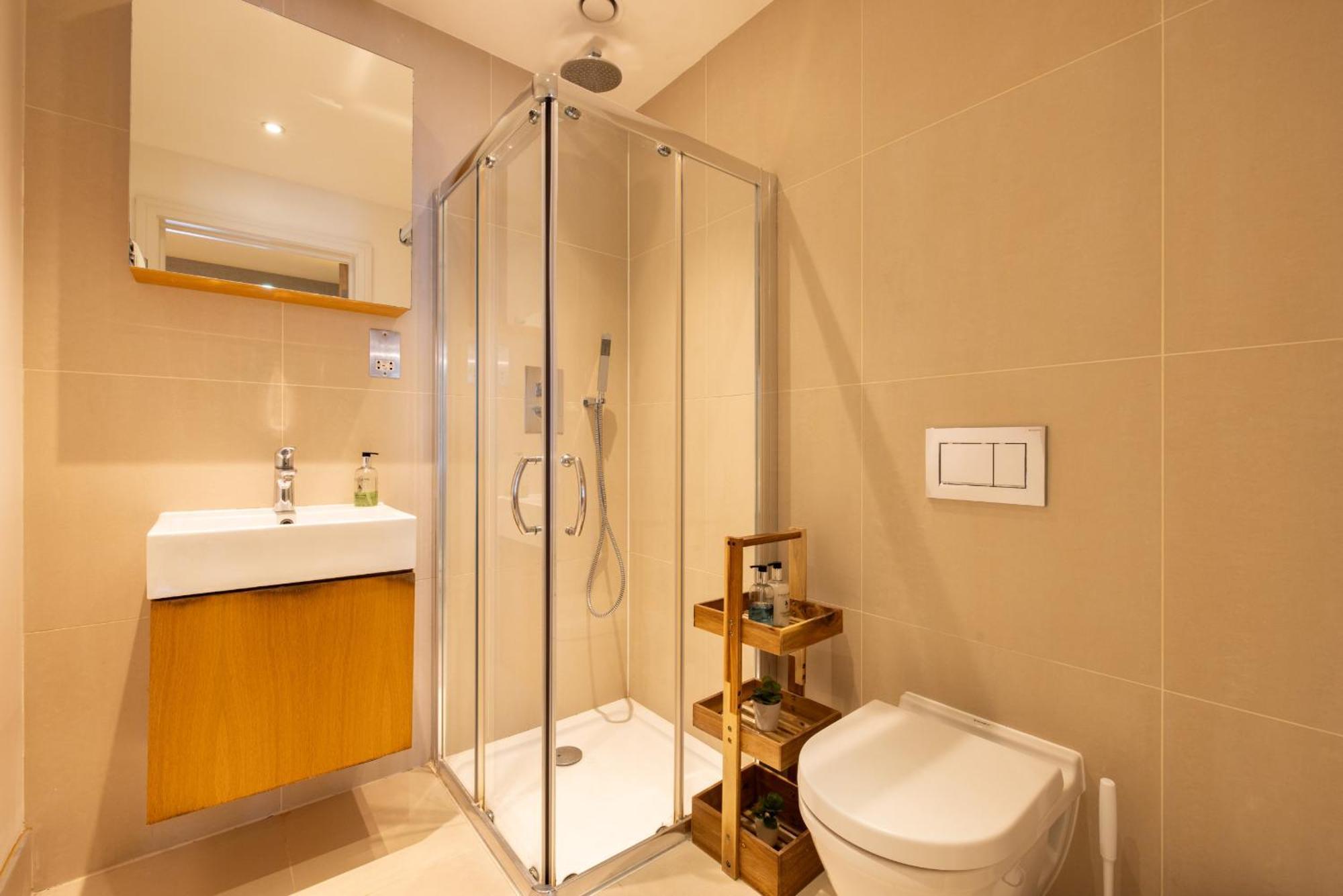Modern, Spacious With Patio Apartment London