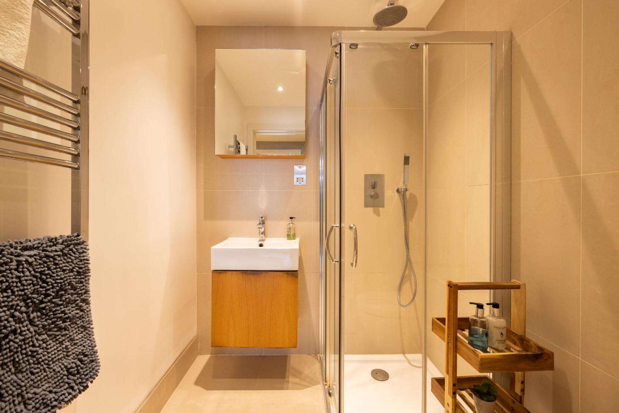 Modern, Spacious With Patio Apartment *