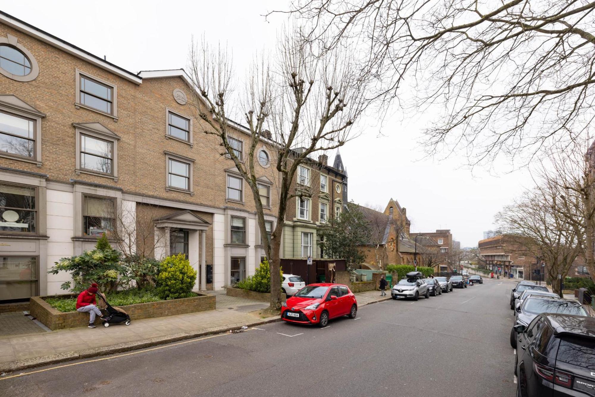 Modern, Spacious With Patio London