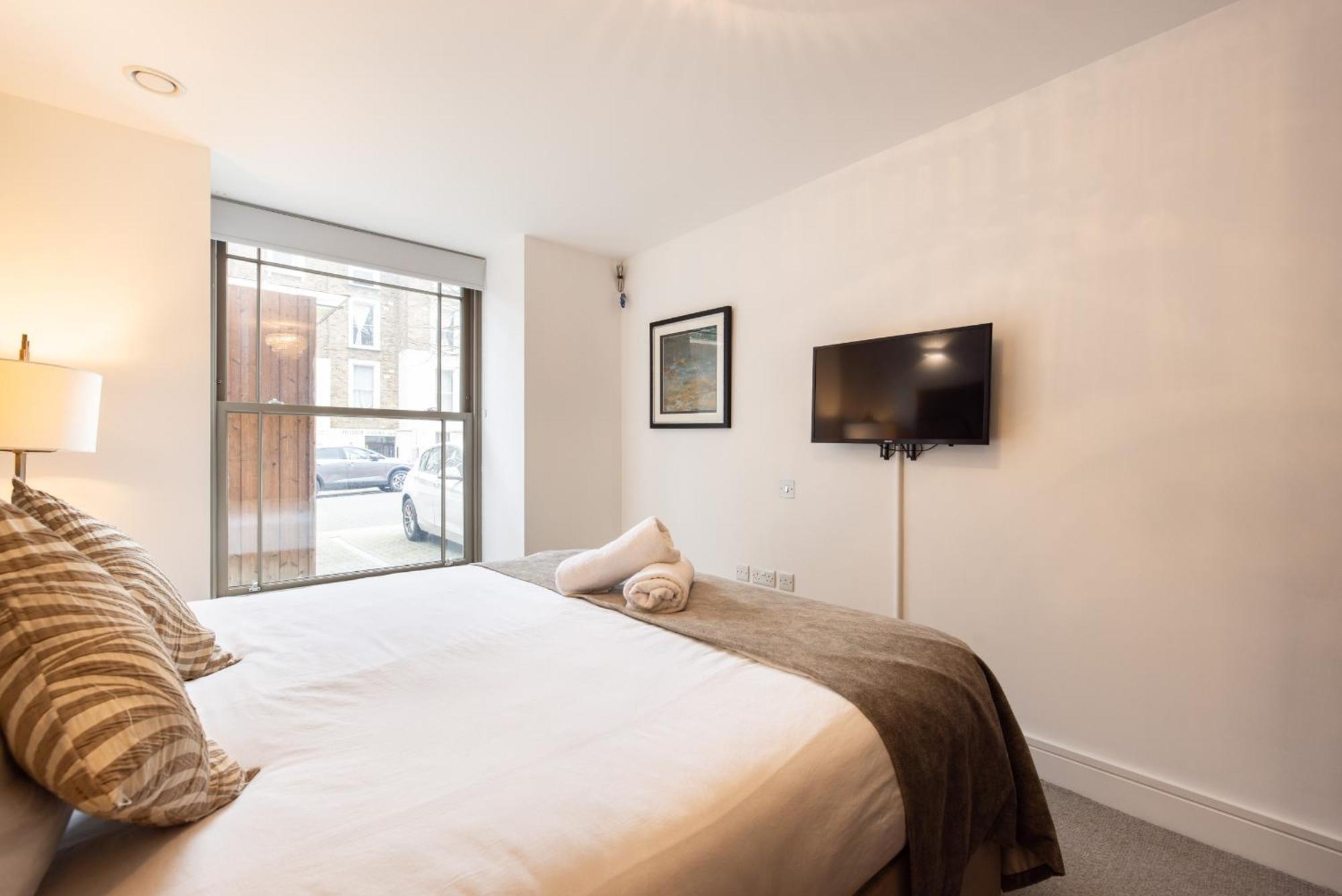 Modern, Spacious With Patio Apartment London