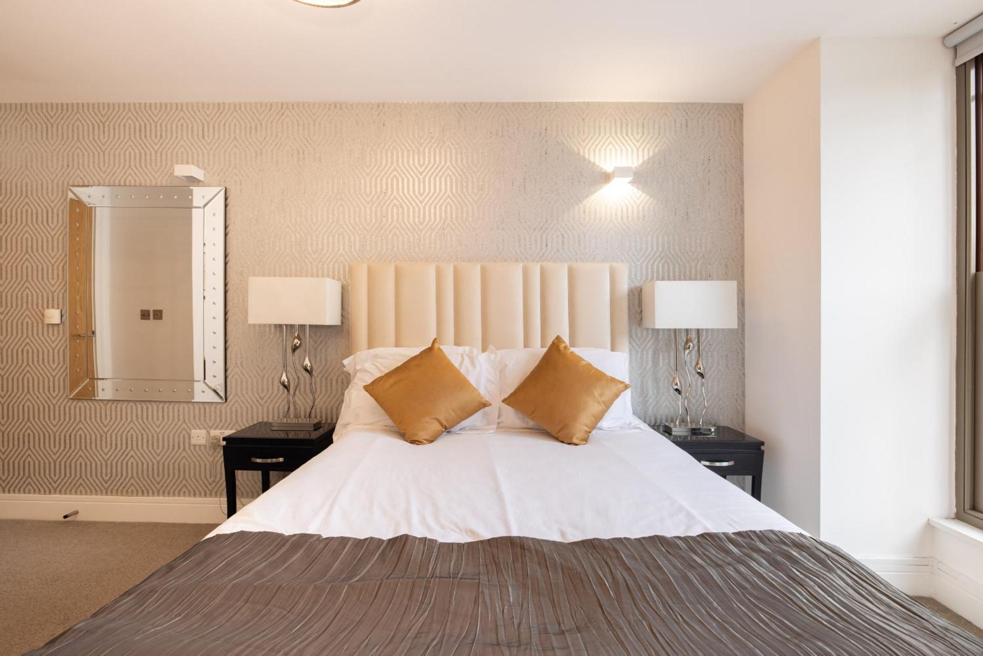 Modern, Spacious With Patio London