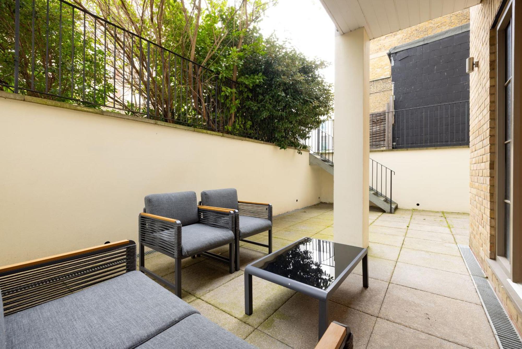 Modern, Spacious With Patio Apartment *
