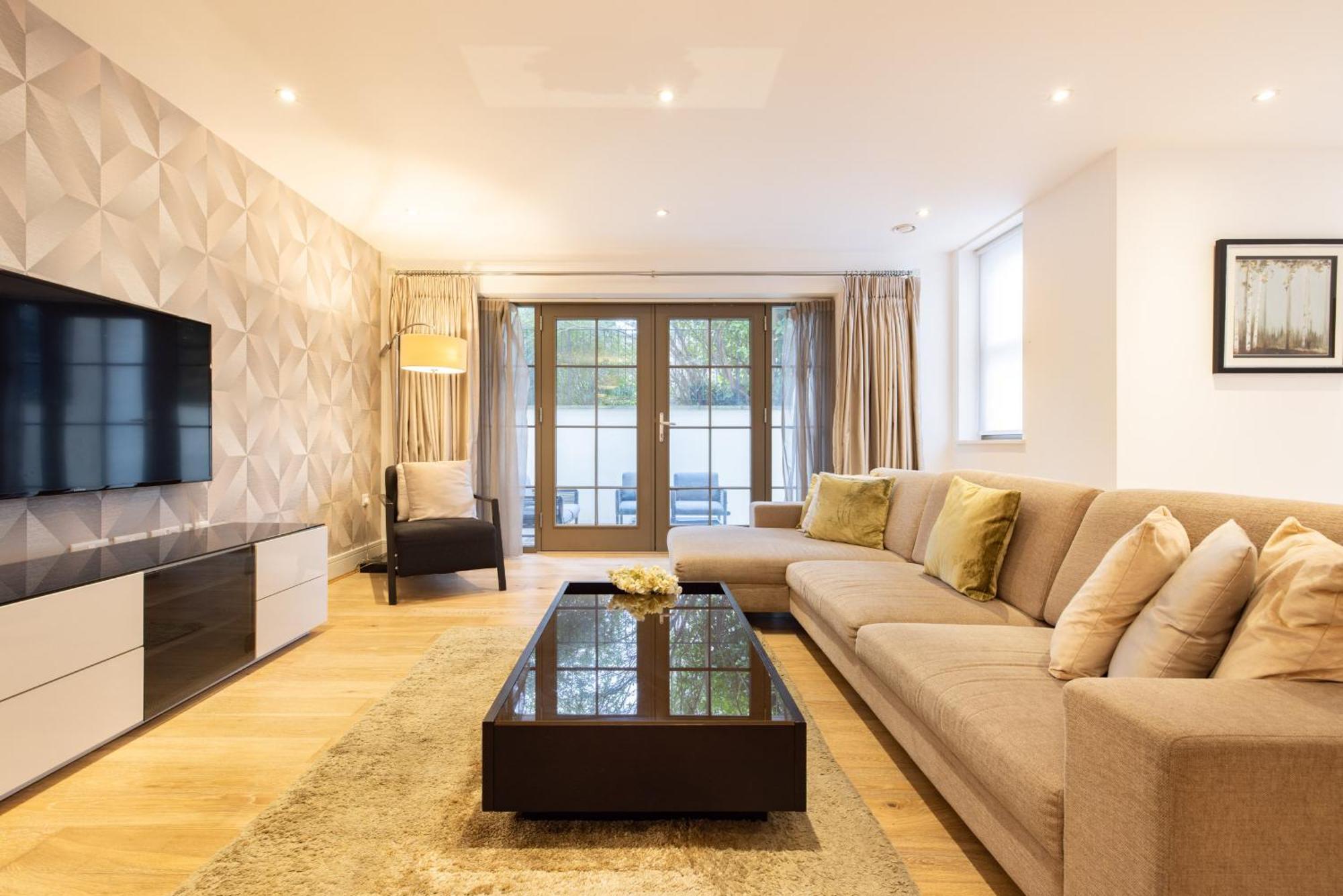 Apartment Modern, Spacious With Patio London