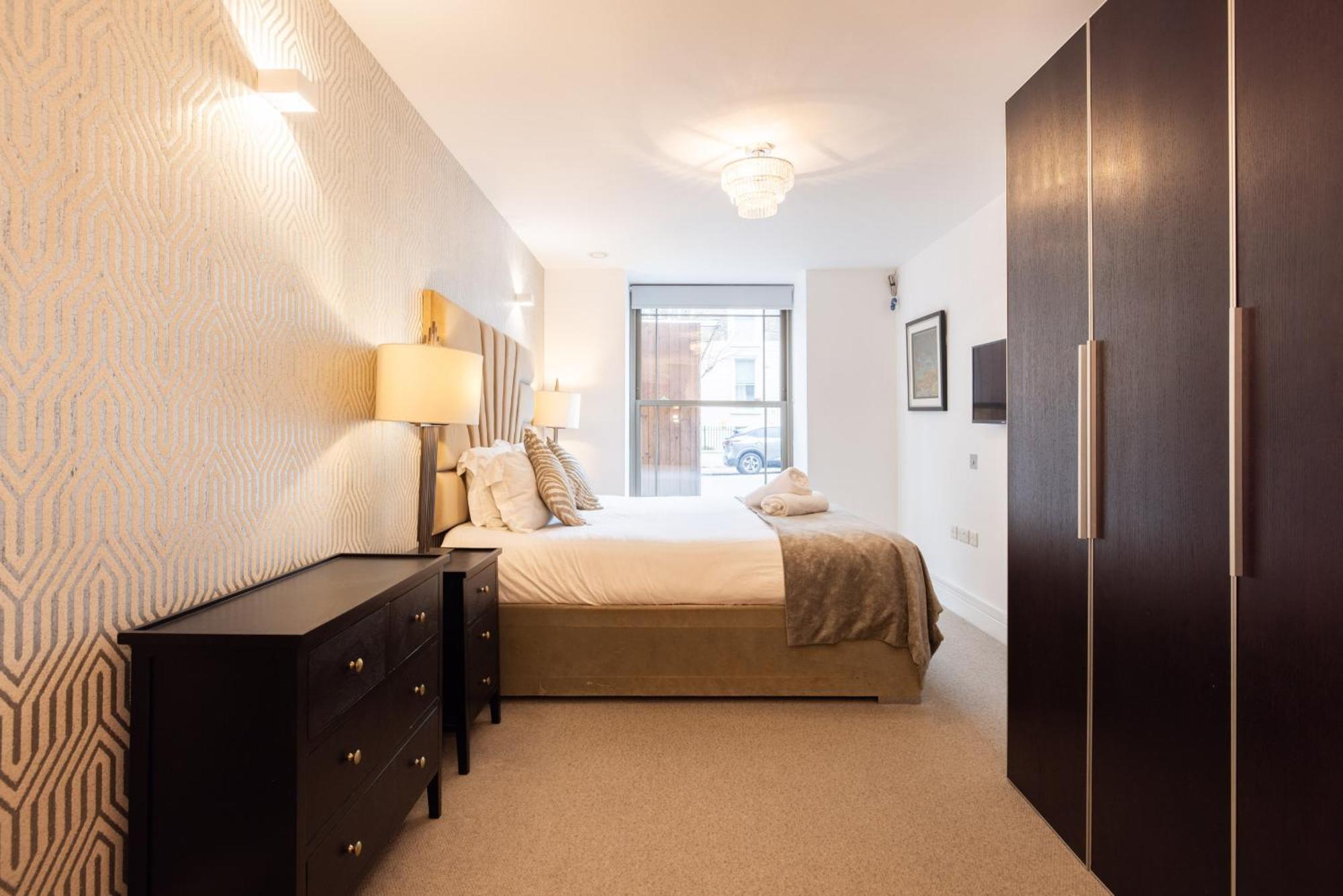 Modern, Spacious With Patio Apartment *