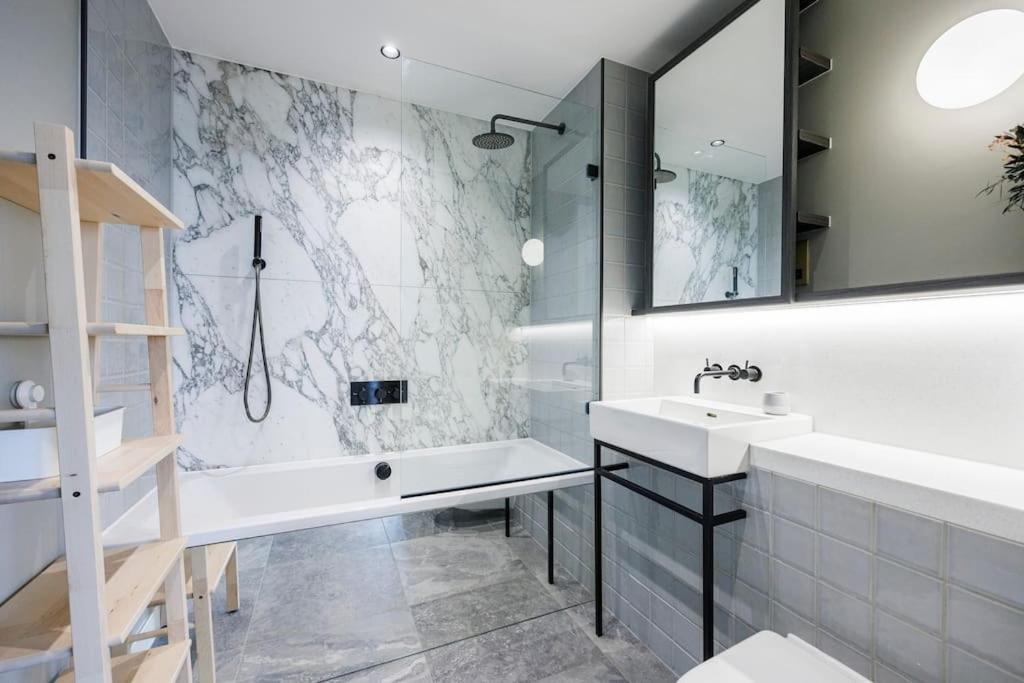 Apartment O2- Luxurious 3bd Flat With Stunning View Balcony London