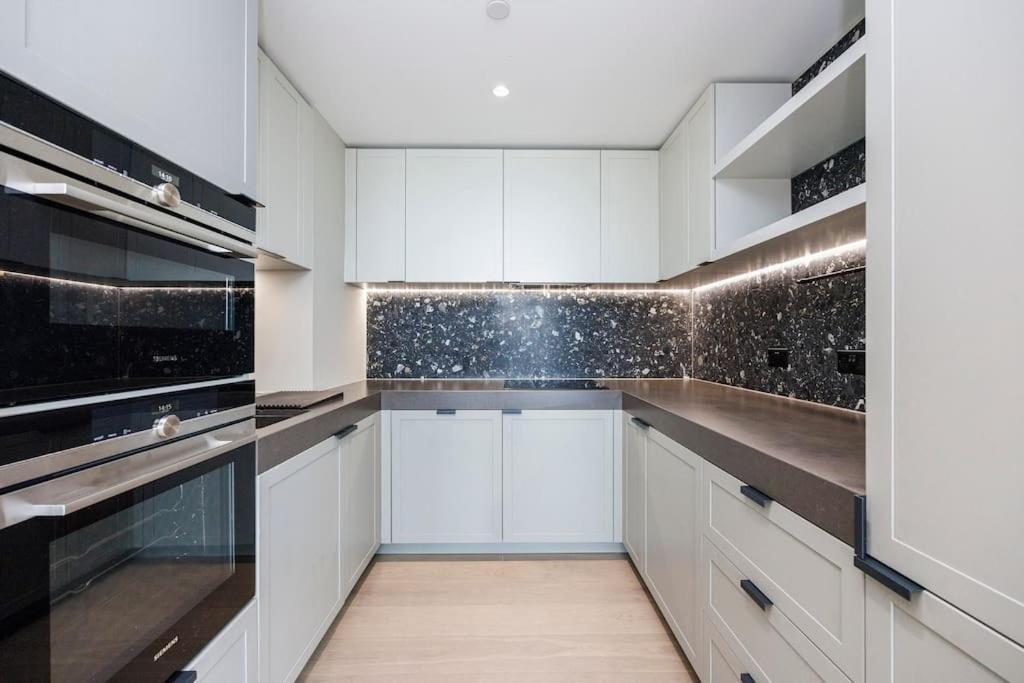 O2- Luxurious 3bd Flat With Stunning View Balcony London