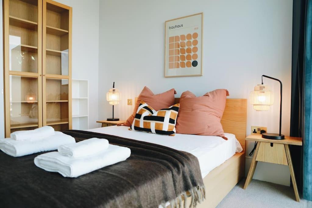 O2- Luxurious 3bd Flat With Stunning View Balcony Apartment London