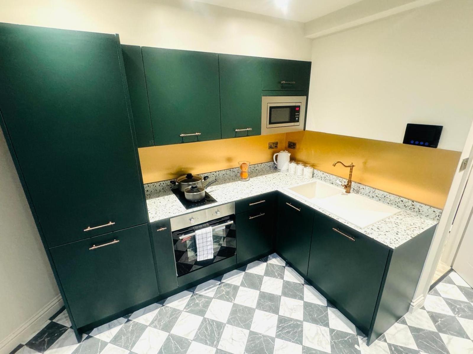 Luxury Flats, Location In Town Apartment *
