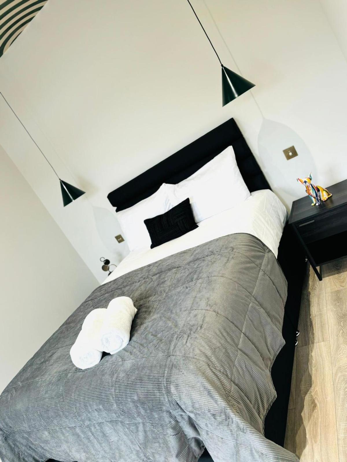 Luxury Flats, Location In Town Apartment *