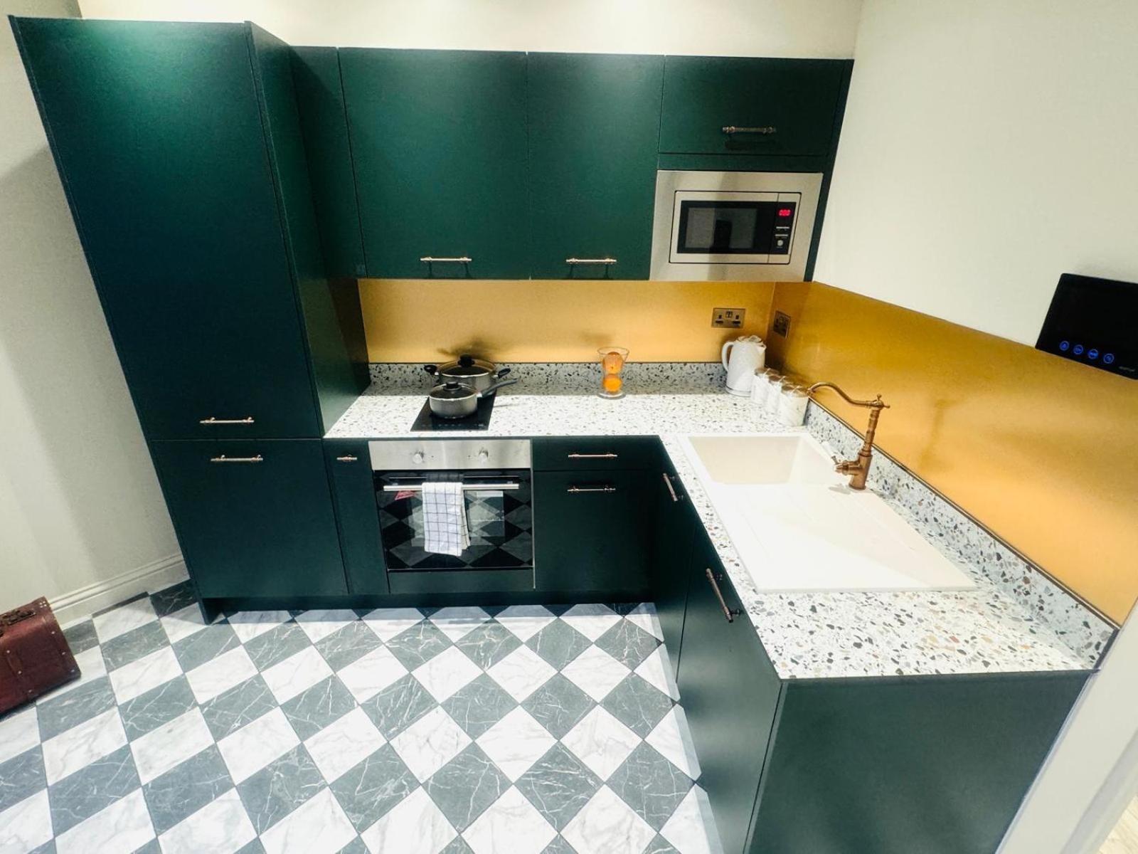 Luxury Flats, Location In Town Apartment *