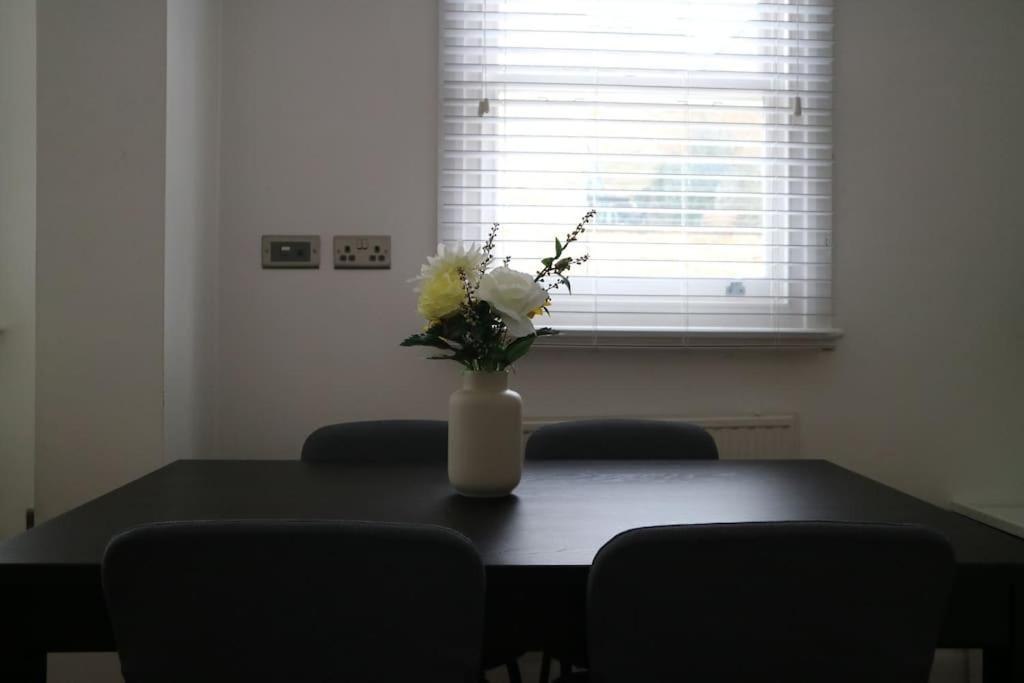 2 Bedroom Modern, Simple Flat In Broadway Market Apartment *