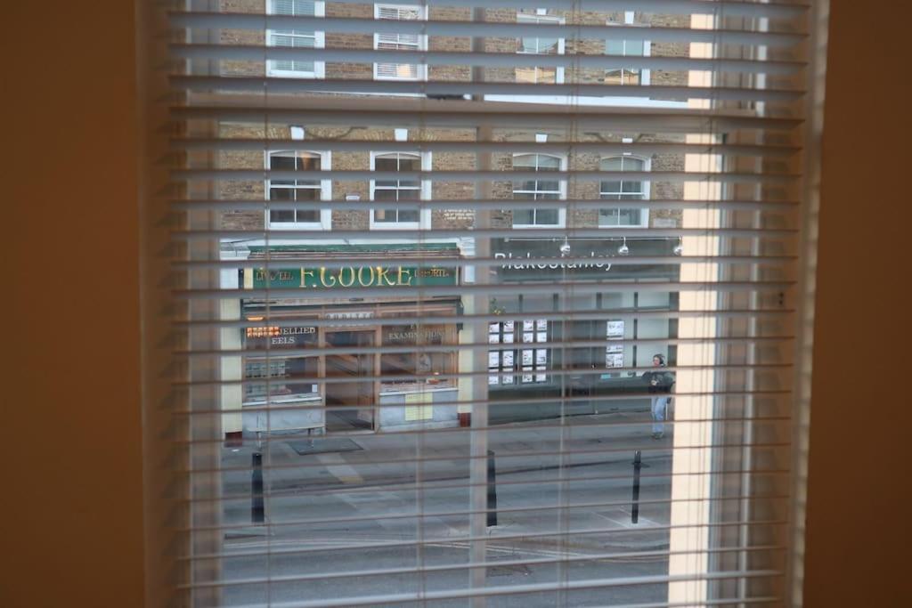 2 Bedroom Modern, Simple Flat In Broadway Market Apartment *