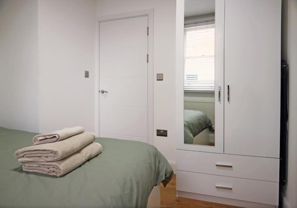 2 Bedroom Modern, Simple Flat In Broadway Market